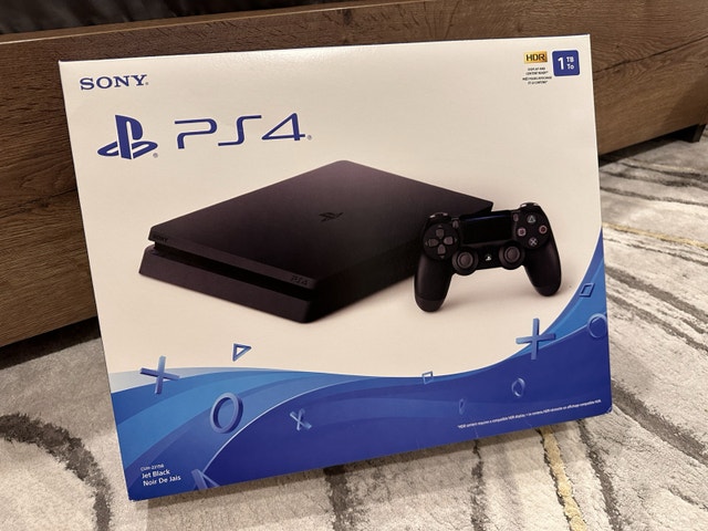 PS4 1TB + Extra Controller + Games