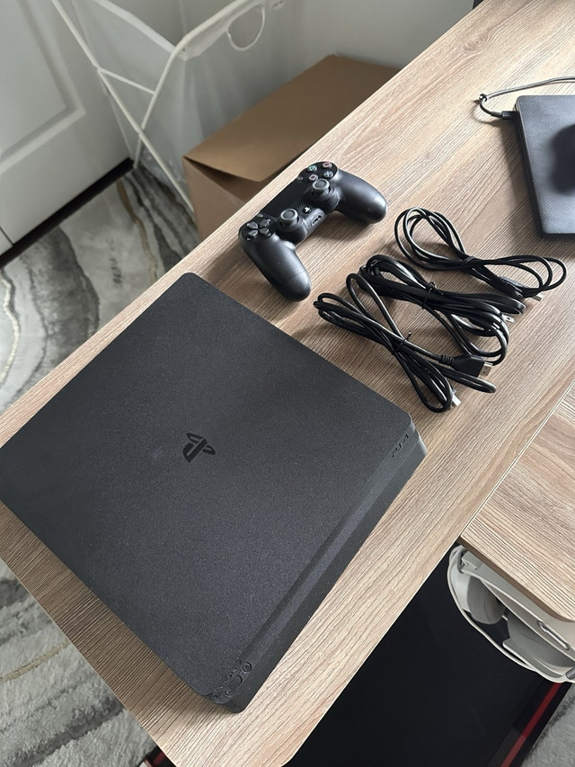 PS4 1TB + Extra Controller + Games - photo 2
