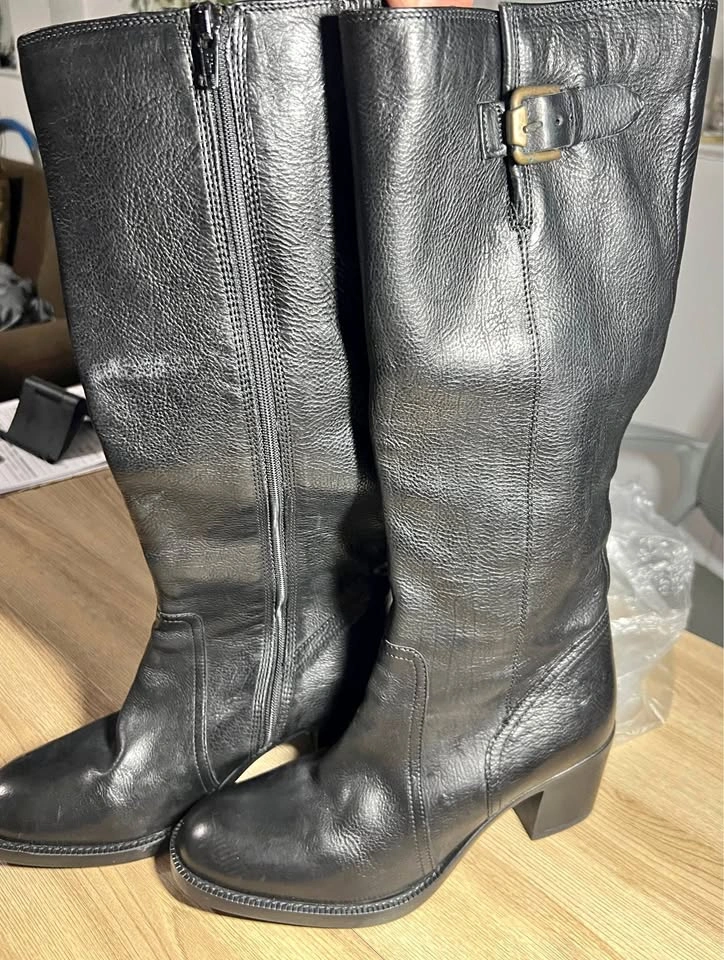 Women's Clarks Genuine Leather Boots Size 8