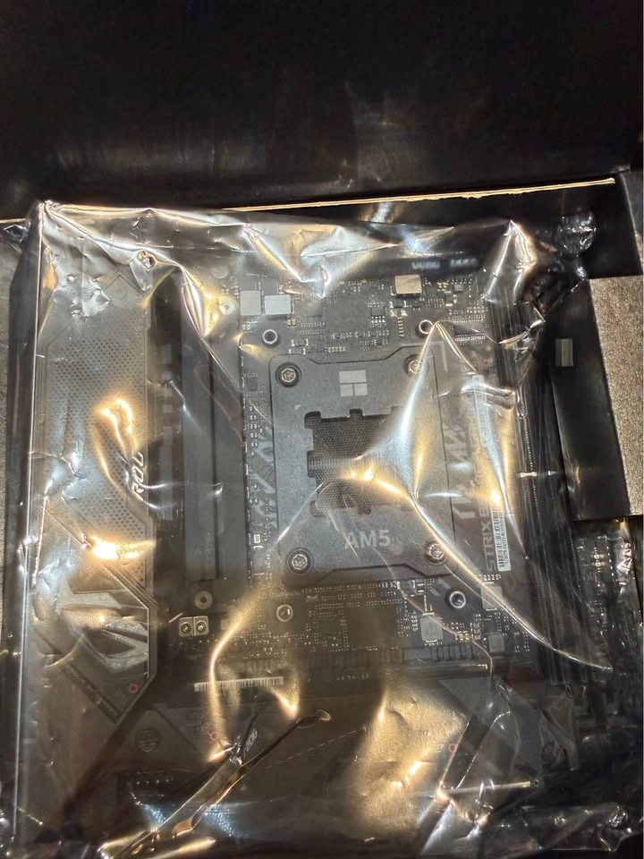 ASUS ROG STRIX B650E-I GAMING WIFI Motherboard - photo 4