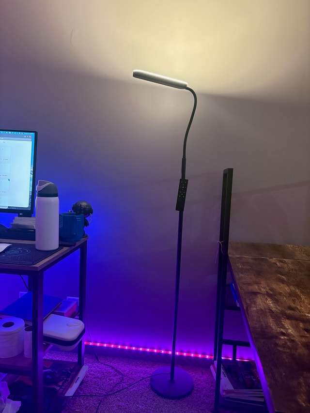 OUTON LED Floor Lamp – Dimmable w Remote