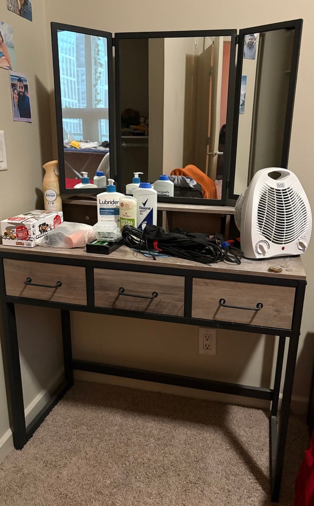 🚨Vanity Set with Mirror & Stool – Tri-Fold Mirror – $40