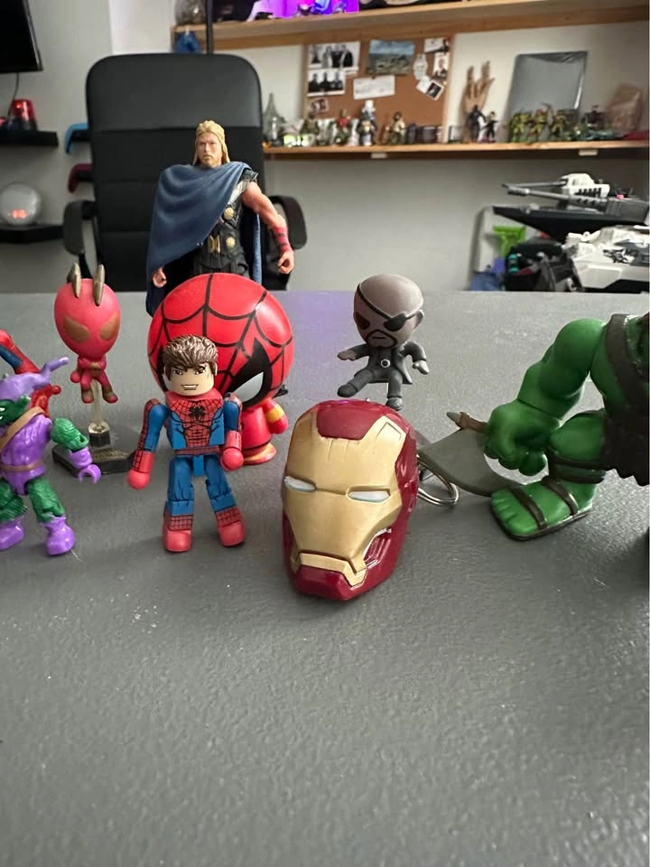 Marvel Mini Figures & Collectibles - photo 4