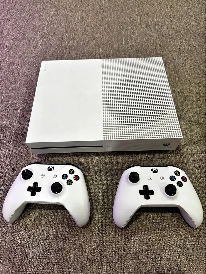 XBOX One S 500GB + 2 Controllers + Games