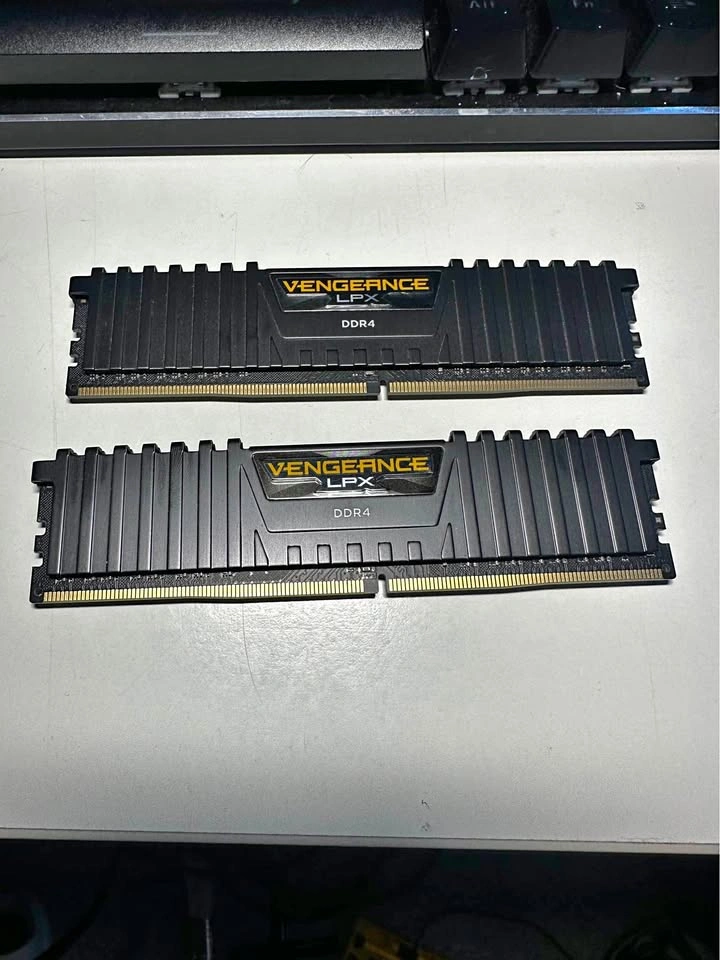 16 GB (2x8gb) Corsair Vengeance DDR4 4133mhz RAM