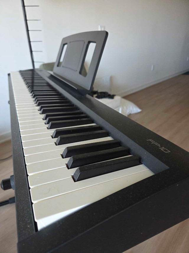 Roland FP-10 digital piano + sustain pedal + seat - photo 2