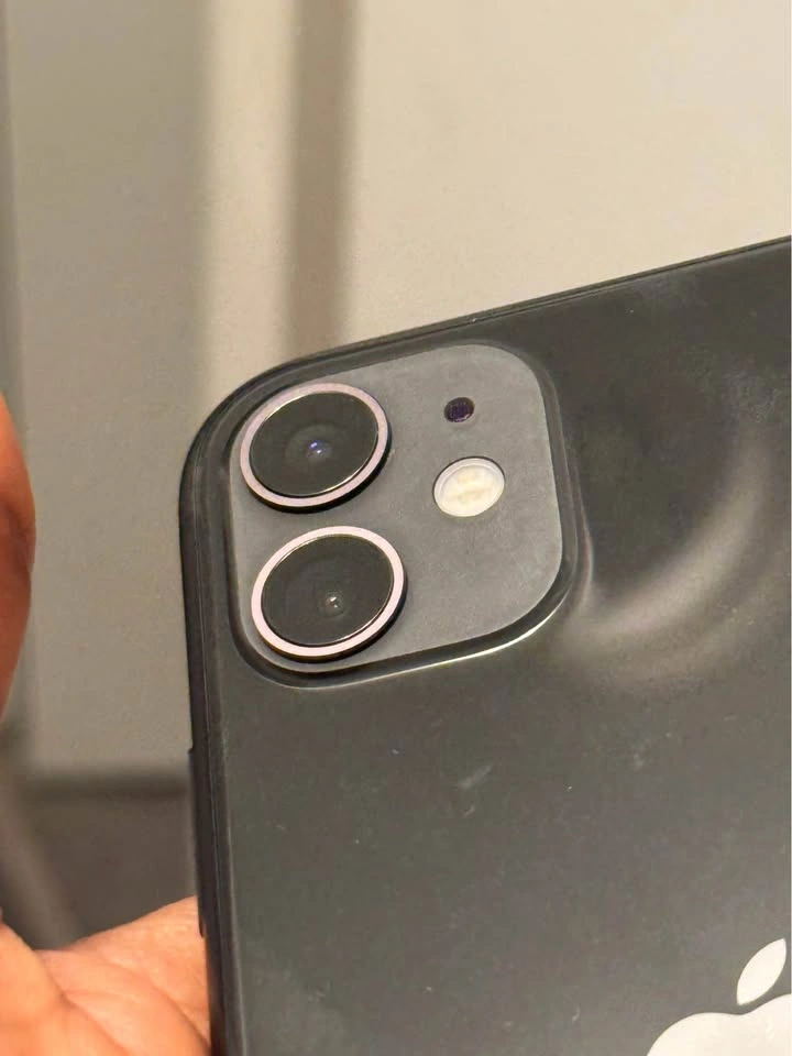iPhone 11 – 64GB – Unlocked – $200 (Waterloo) - photo 2