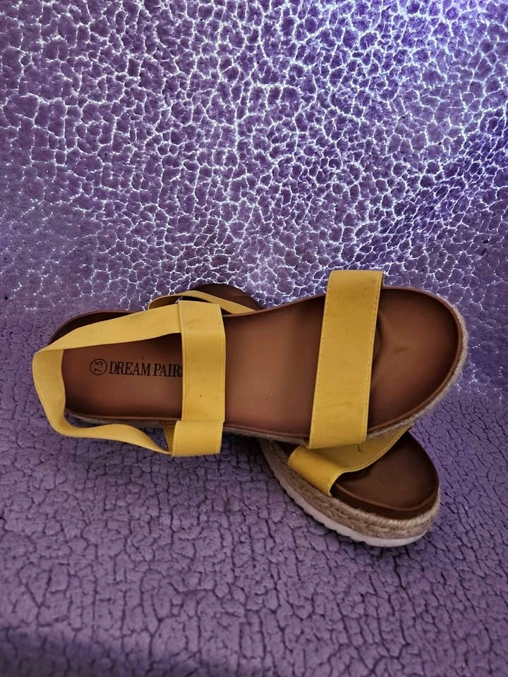 Dream Pair size 7.5 Womens Yellow 🟡 Sandals 👡👡