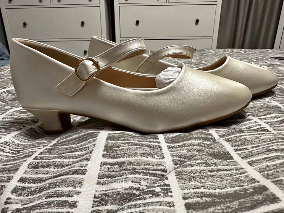 Girls dress shoes / pumps