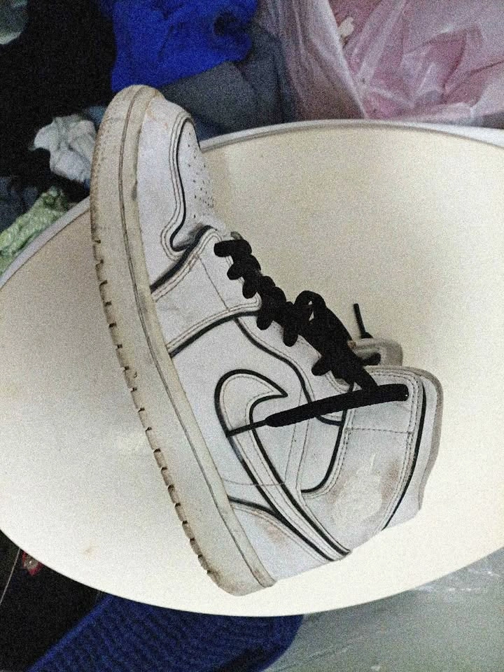 Air Jordan 1 Mid SE Iridescent Trim Womens 10.5