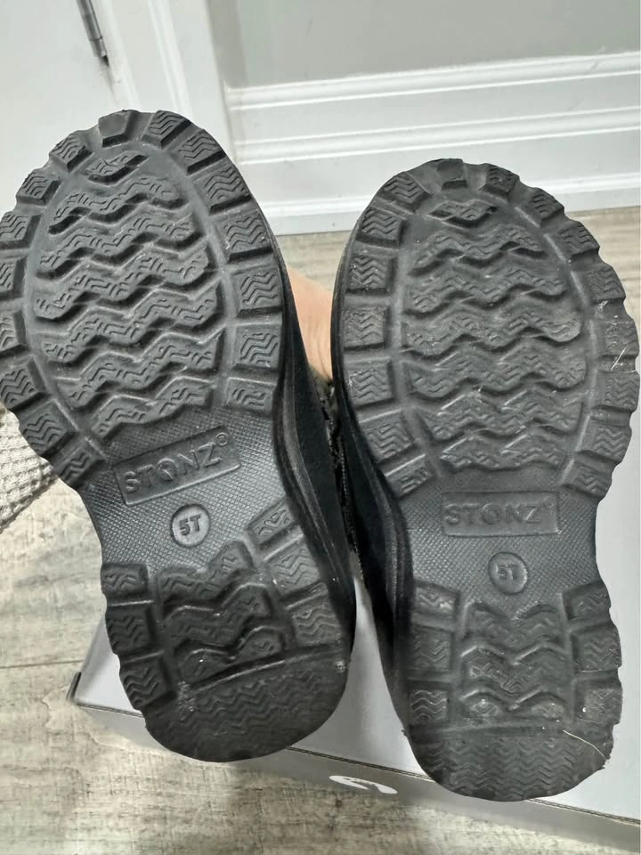 Stonz baby winter boots size 5T - photo 2