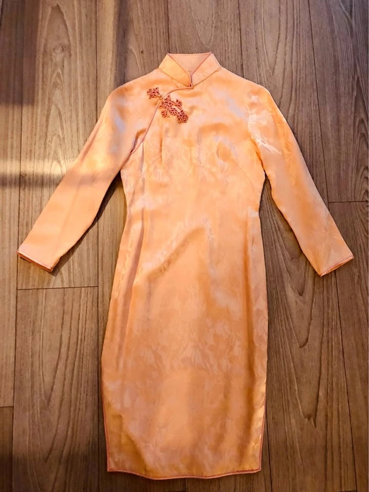Stunning Peach Qipao. Size small. Like new!