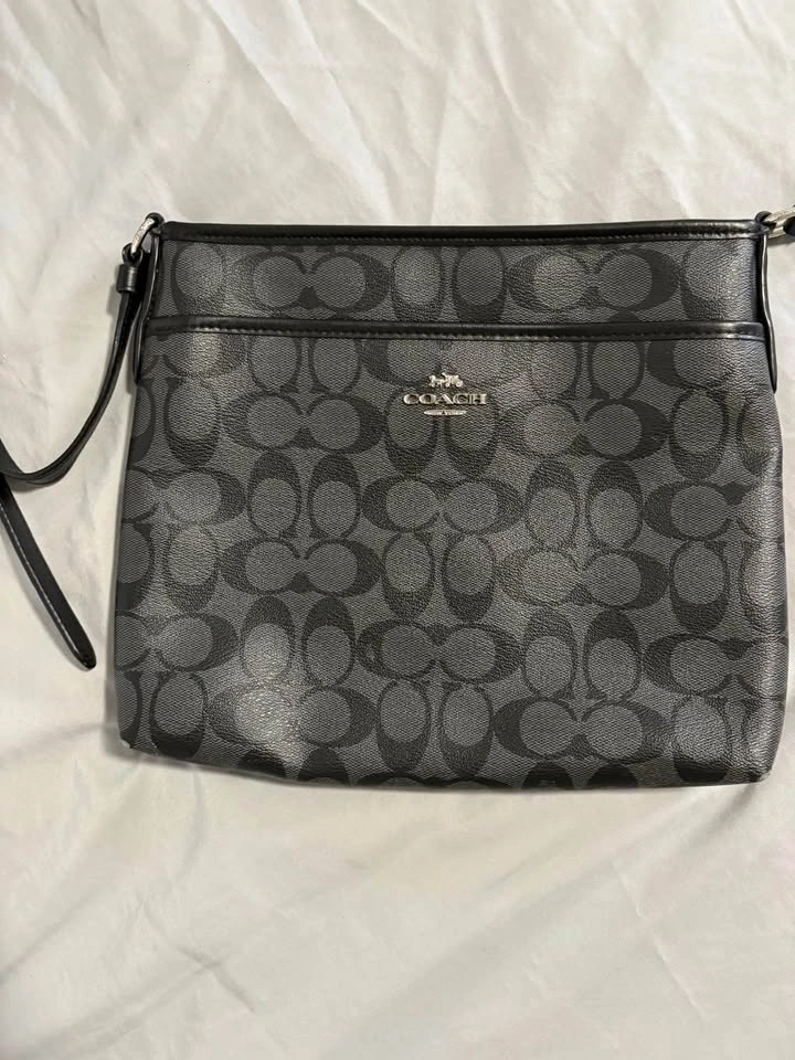 Signature C cross body - photo 2