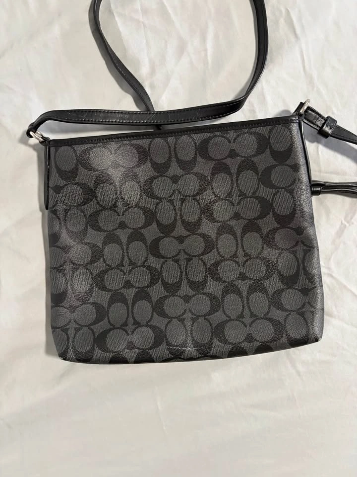 Signature C cross body - photo 3