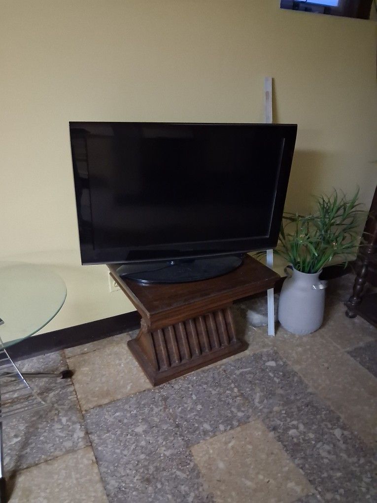 Toshiba 31 Inch TV With Remote