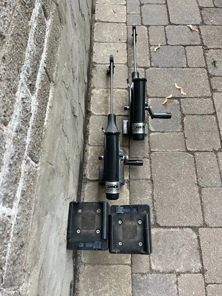 Cannon Manual Downriggers – Pair – Great Condition - photo 2