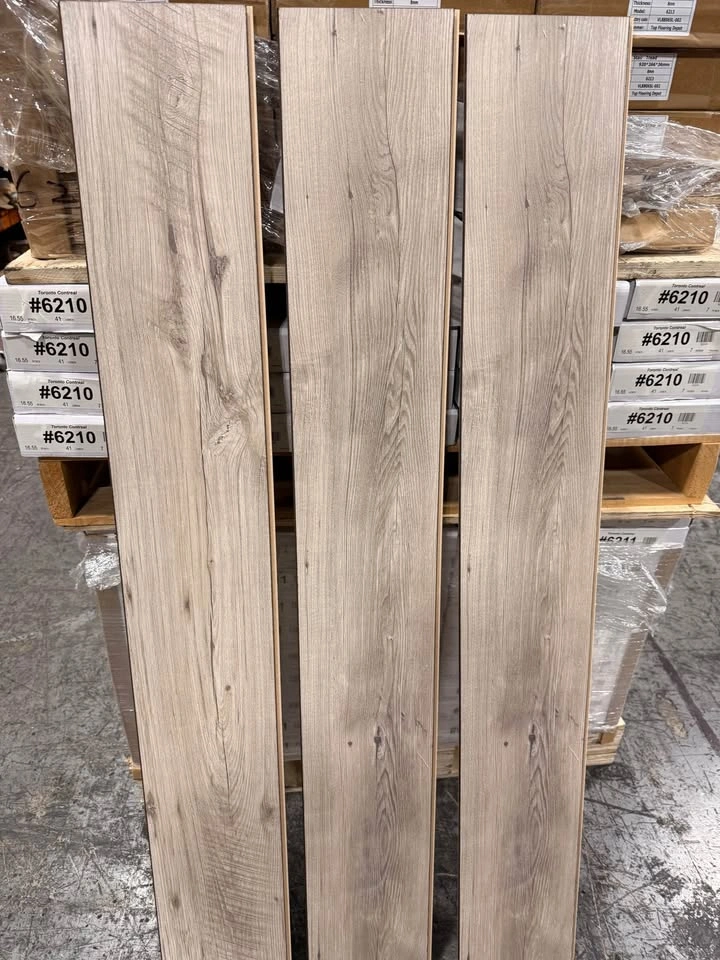 CLEARANCE: German Laminate Flooring - Kronotex Beige AC5 10mm - photo 4