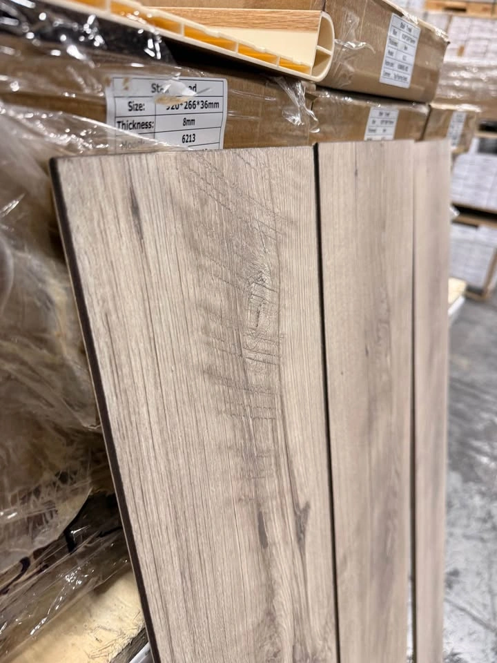CLEARANCE: German Laminate Flooring - Kronotex Beige AC5 10mm - photo 5
