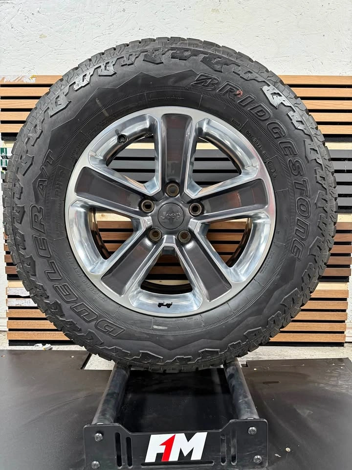 🔥 Jeep OEM Wheel & Tire – 18” | Bridgestone Dueler A/T 🔥