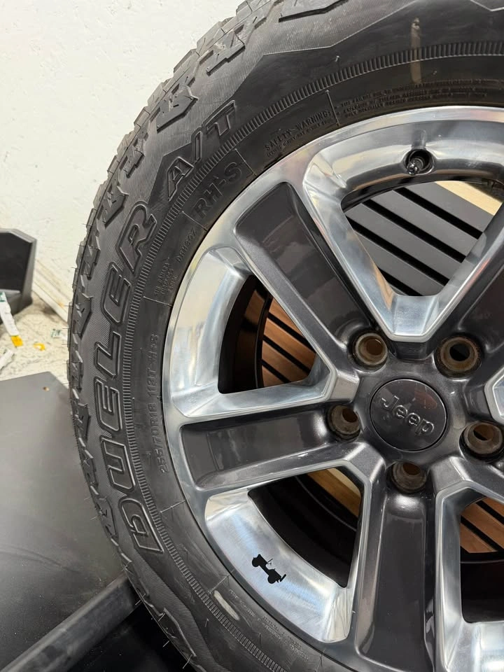 🔥 Jeep OEM Wheel & Tire – 18” | Bridgestone Dueler A/T 🔥 - photo 2