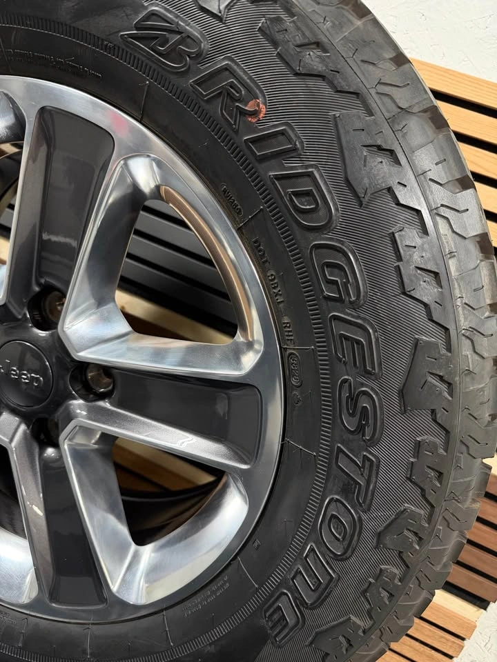 🔥 Jeep OEM Wheel & Tire – 18” | Bridgestone Dueler A/T 🔥 - photo 3