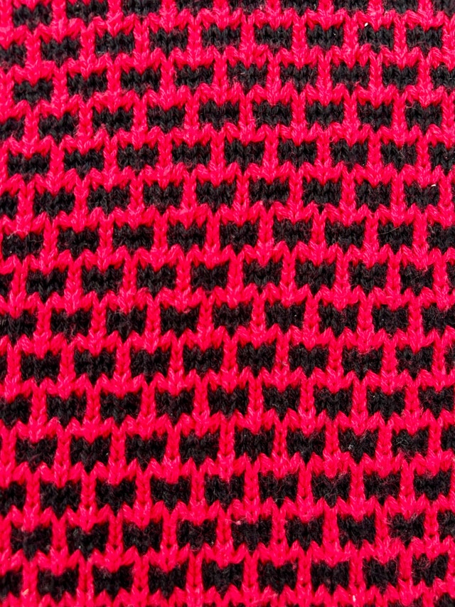 Cozy Ladies Sweater, Red/Black, Size Large (Brampton) - photo 5