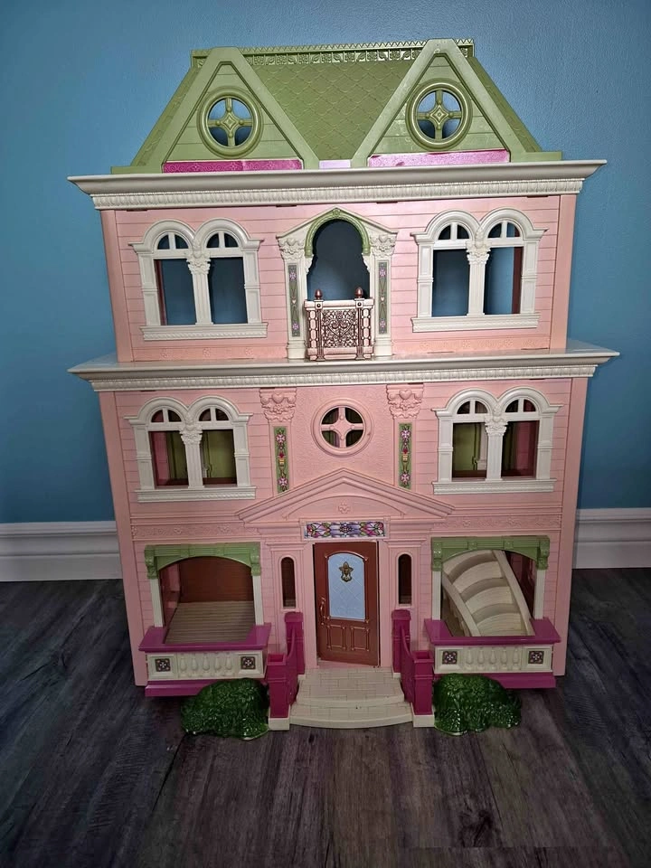 Fisher Price Mansion w Accessories