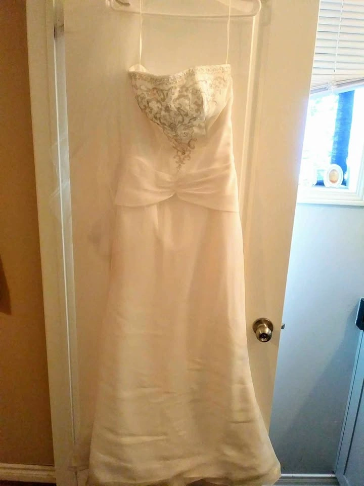 Used Custom Made Wedding Dress with David's Bridal Veil Size 8