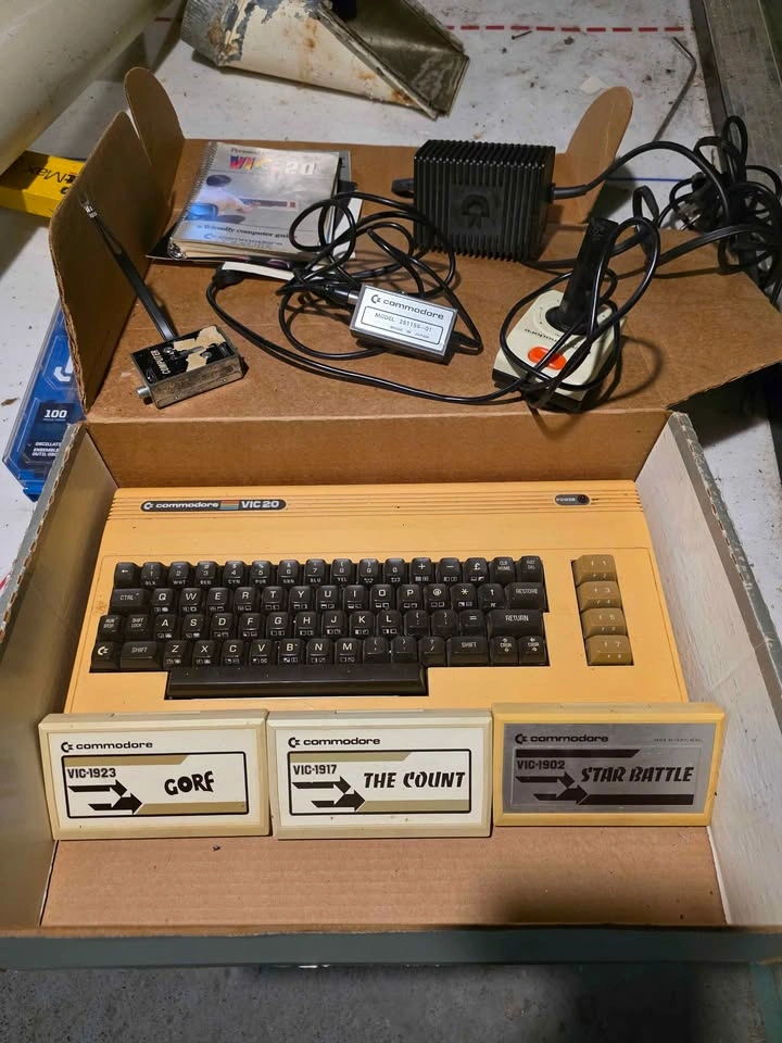 Commodore VIC-20 Computer System - photo 3
