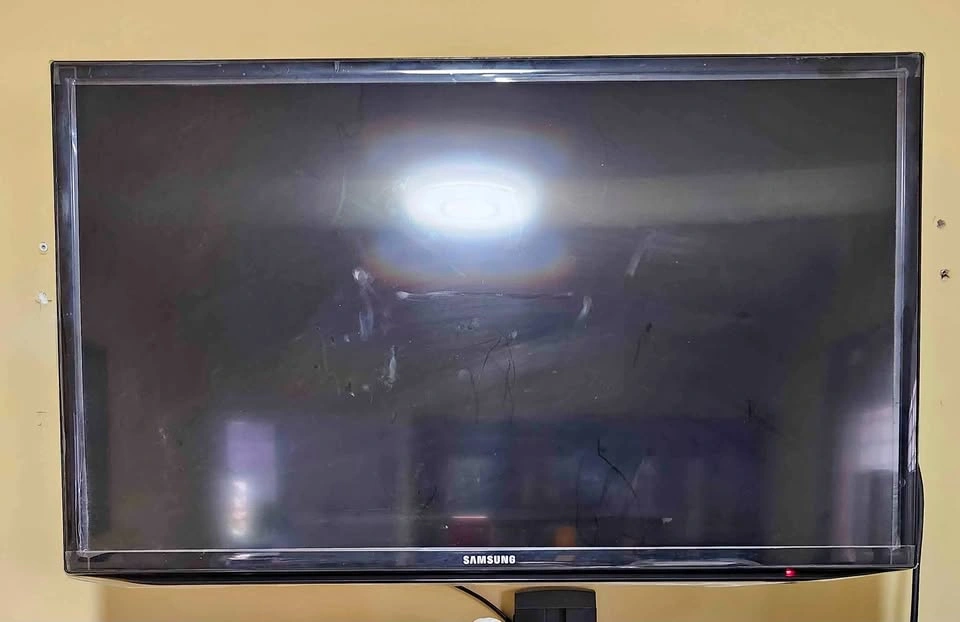 Samsung 32" Smart LED TV with Remote