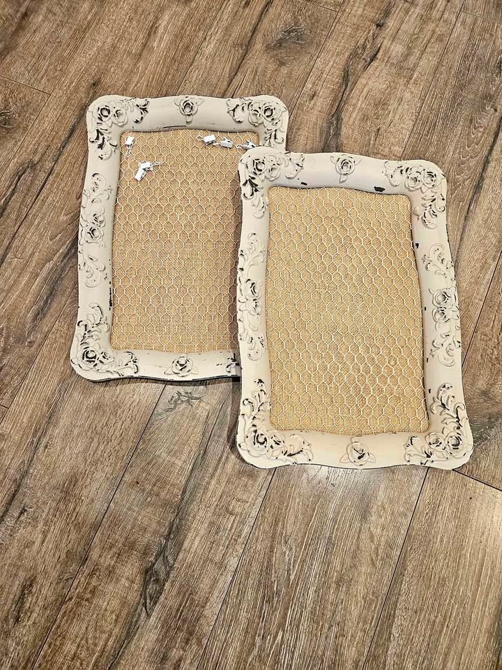 Frames to hang jewelry