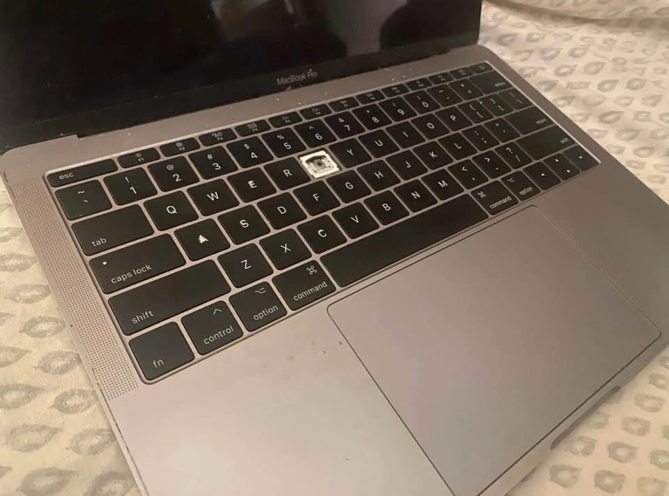 Apple MacBook Pro 13 inch 2017 - photo 3