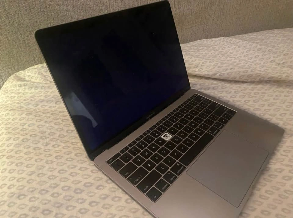 Apple MacBook Pro 13 inch 2017 - photo 4