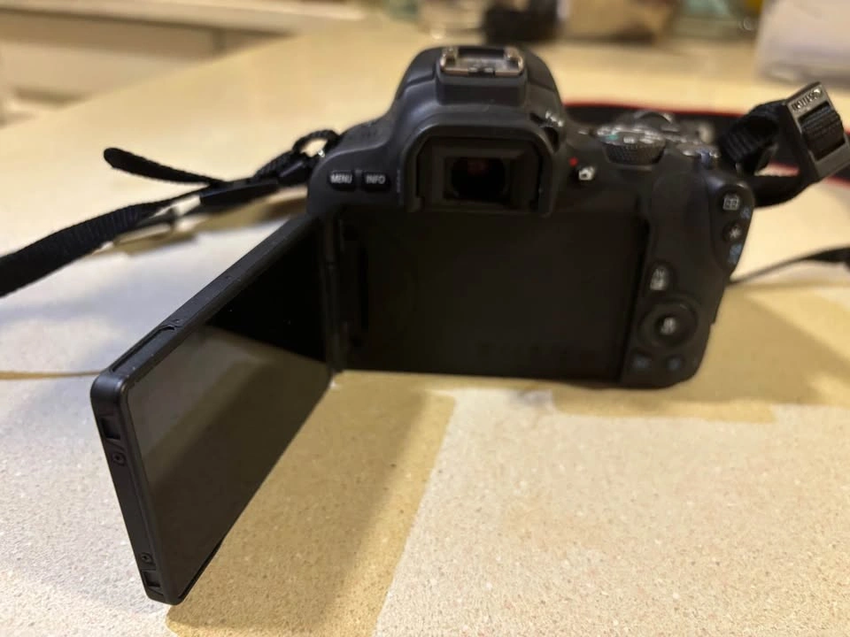 Canon SL2 Camera Bundle - photo 4