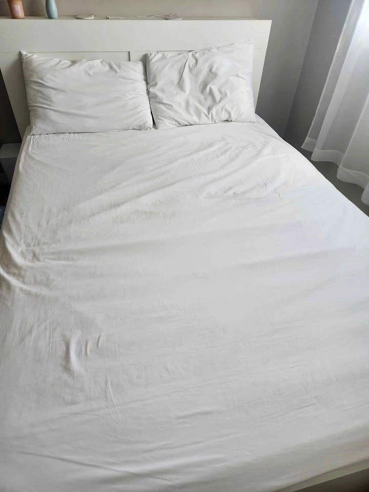 Bed sheet set - Moving Sale (Like New Condition)