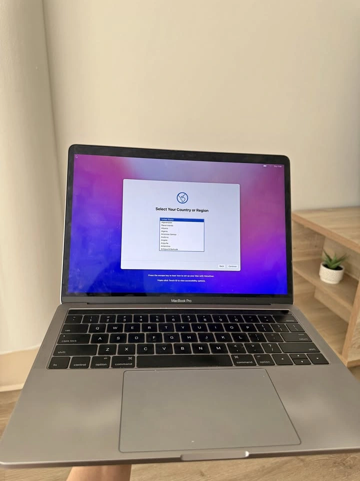 2017 MacBook Pro - 13′′, Fully Wiped, MILD TEMPORARY Screen Glit