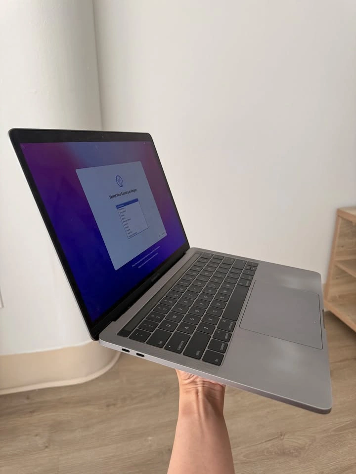 2017 MacBook Pro - 13′′, Fully Wiped, MILD TEMPORARY Screen Glit - photo 2