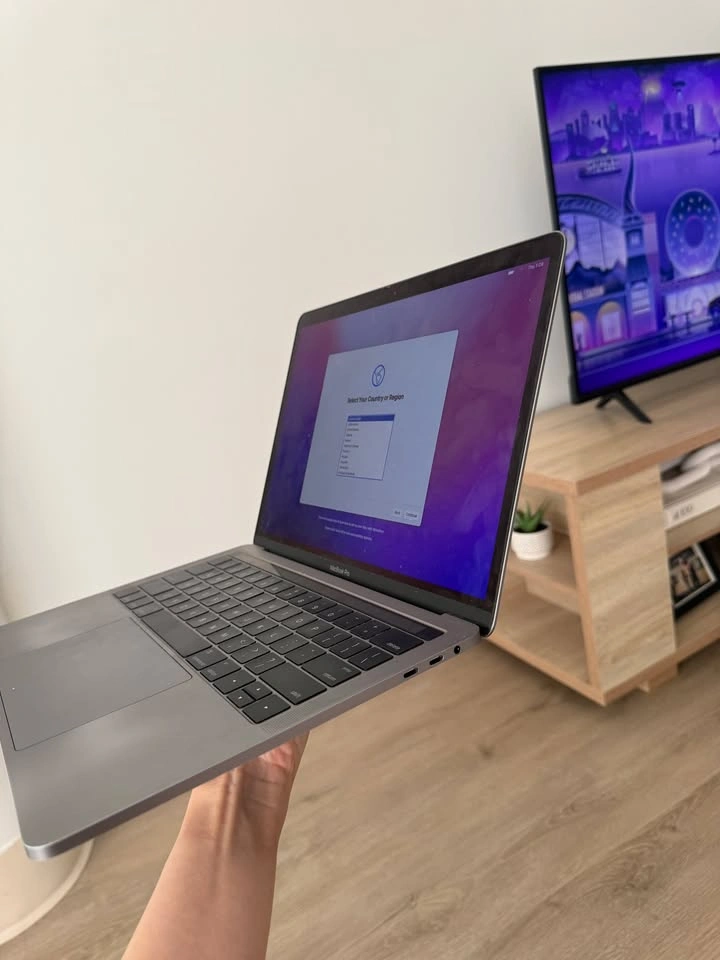 2017 MacBook Pro - 13′′, Fully Wiped, MILD TEMPORARY Screen Glit - photo 3