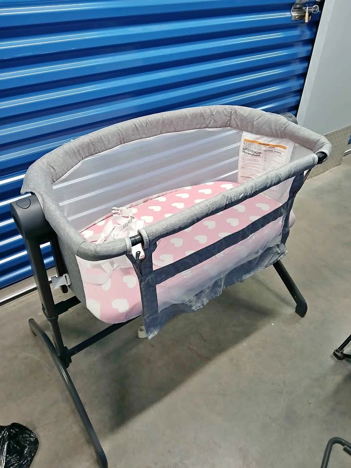 Baby Delight Bassinet Co-sleeper adjustable height. Ultra clean.