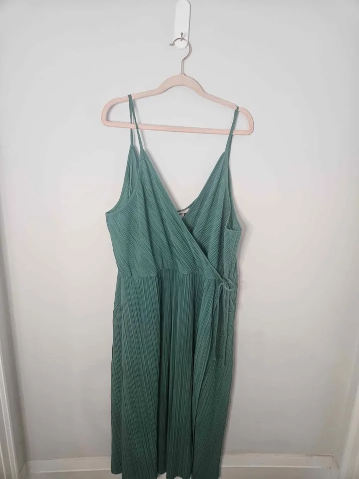 Spaghetti strap green dress bnwt image indicator(4)