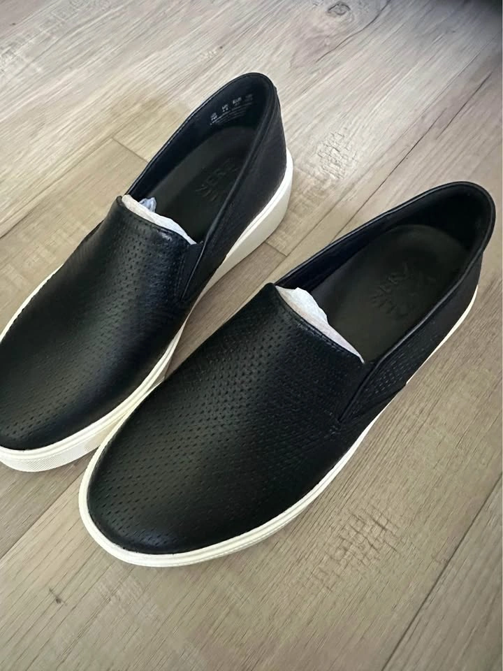 Brand new Naturalizer womens US7 slip on sneakers - photo 2