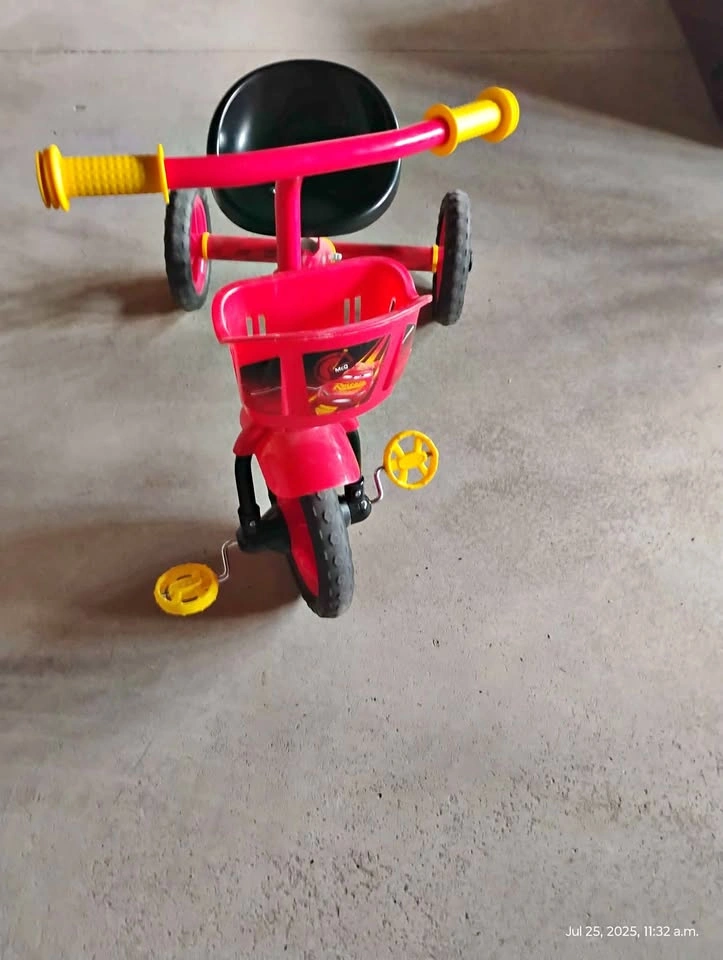 Disney Pixar Cars Tricycle, Red Ages 3 years and up