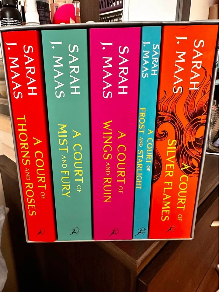 A Court of Thorns and Roses Book Set