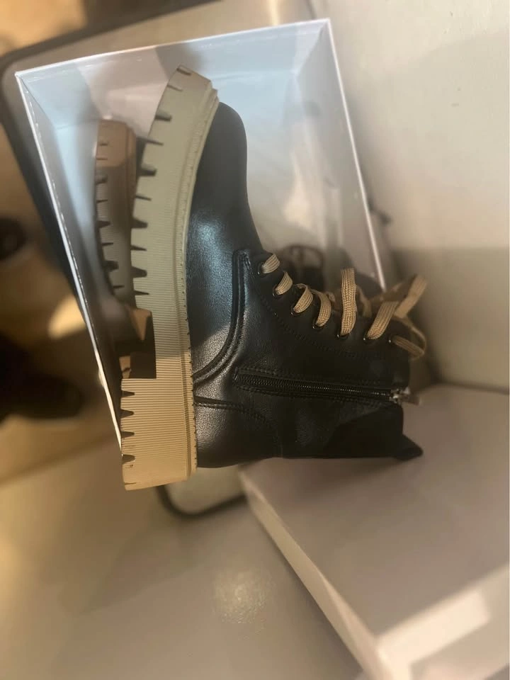 NWT!✨ Women’s Black and Tan Boots! - photo 3