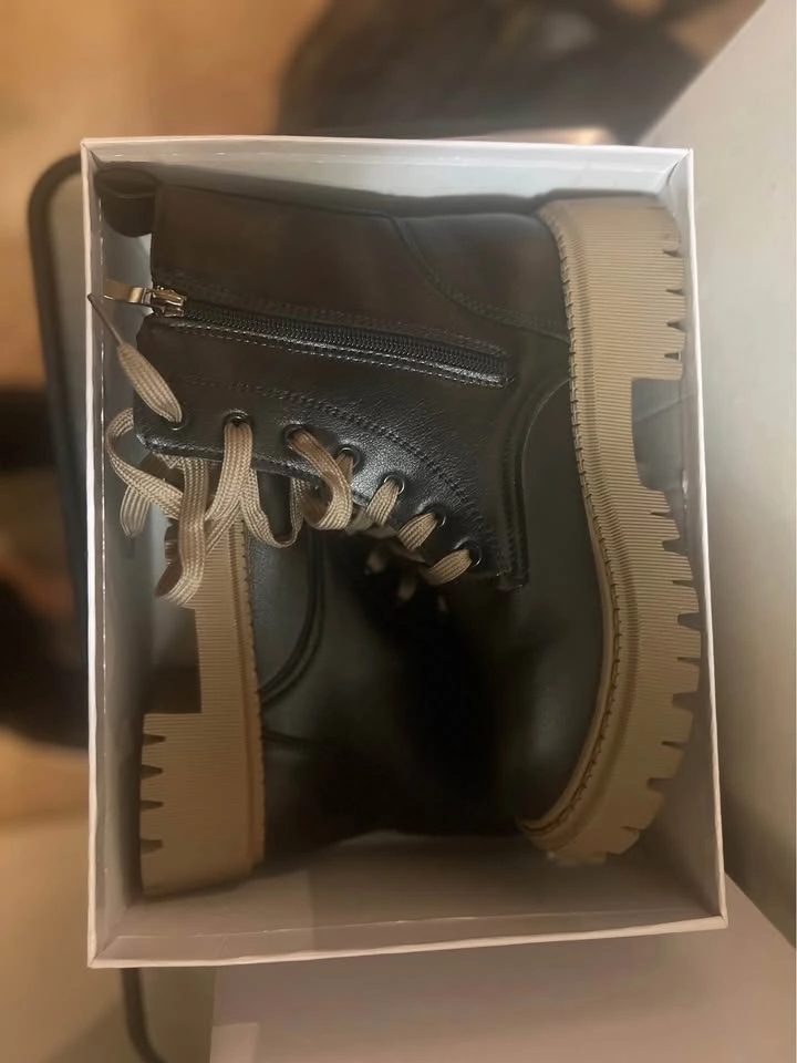 NWT!✨ Women’s Black and Tan Boots! - photo 5