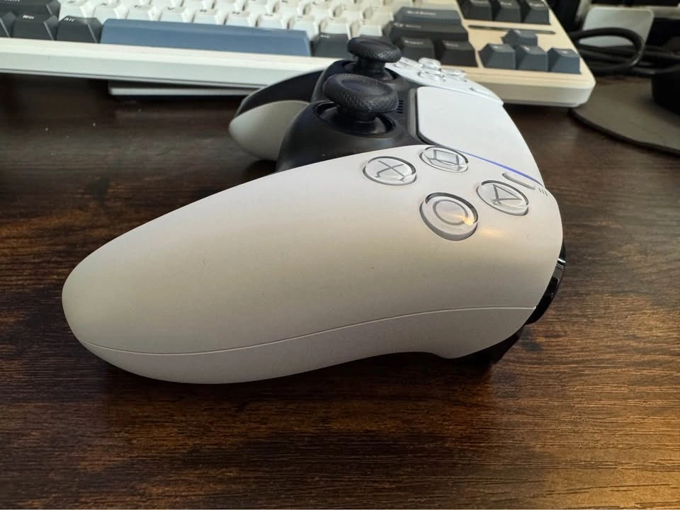 Almost New PS5 DualSense Controller White - Super Clean - photo 4