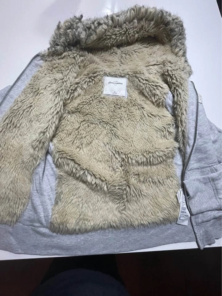 Abercrombie Sweater - Kids XL (fits Small Adult) - photo 2