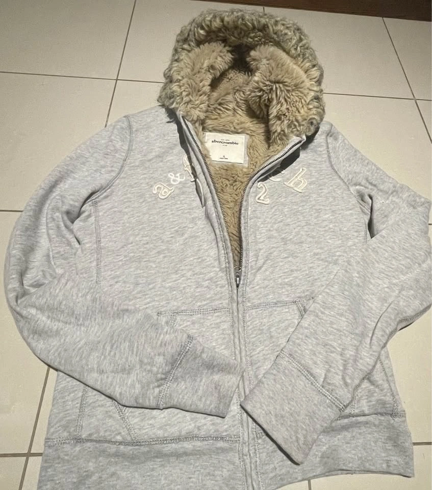 Abercrombie Sweater - Kids XL (fits Small Adult) - photo 3