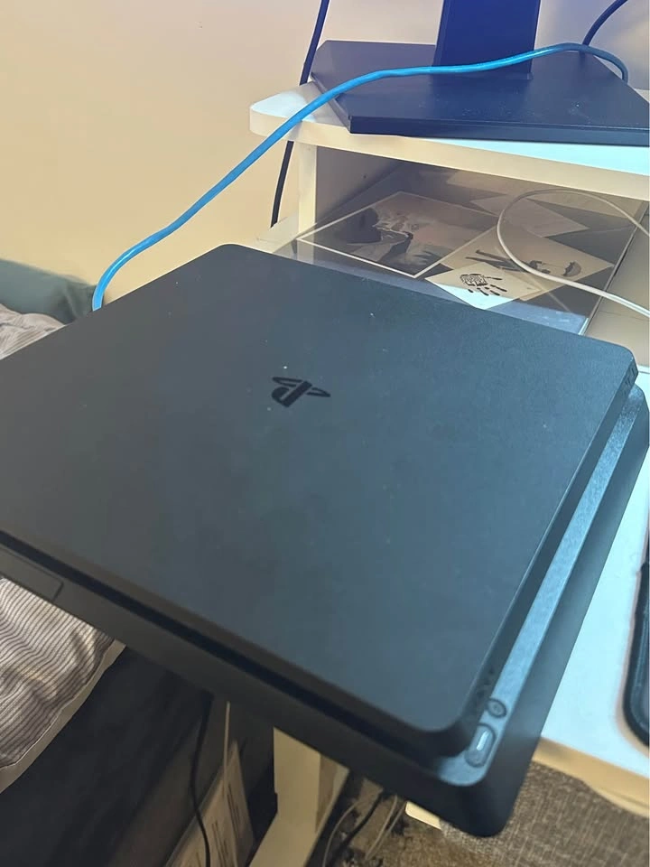 PS4 1TB Slim Model, 2 Controllers, 2 Games - photo 2