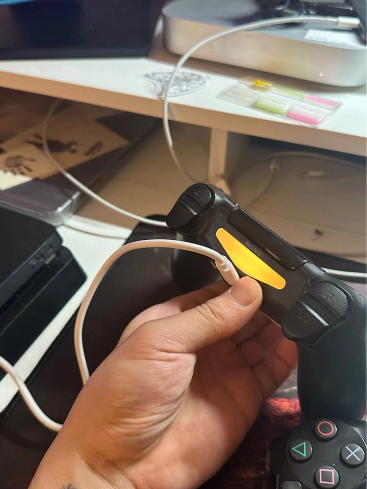 PS4 1TB Slim Model, 2 Controllers, 2 Games - photo 4